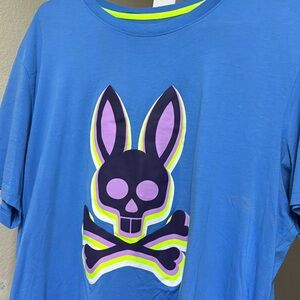 Psycho bunny t-shirt withh skull in front and “Psycho bunny” printed on the back